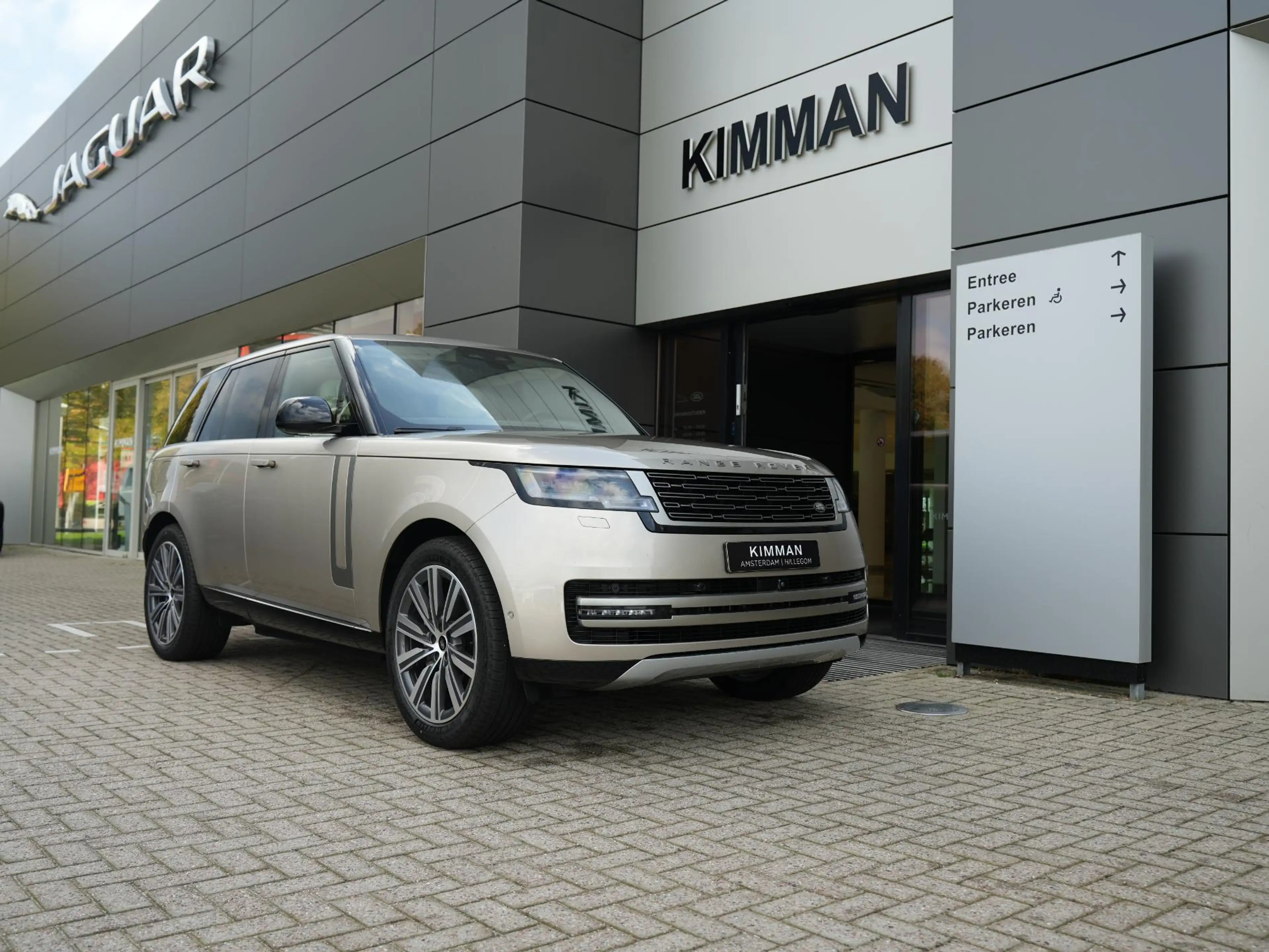Land Rover Range Rover 3.0 P460e HSE PHEV | Executive Seats | Towing Pack — photo 2