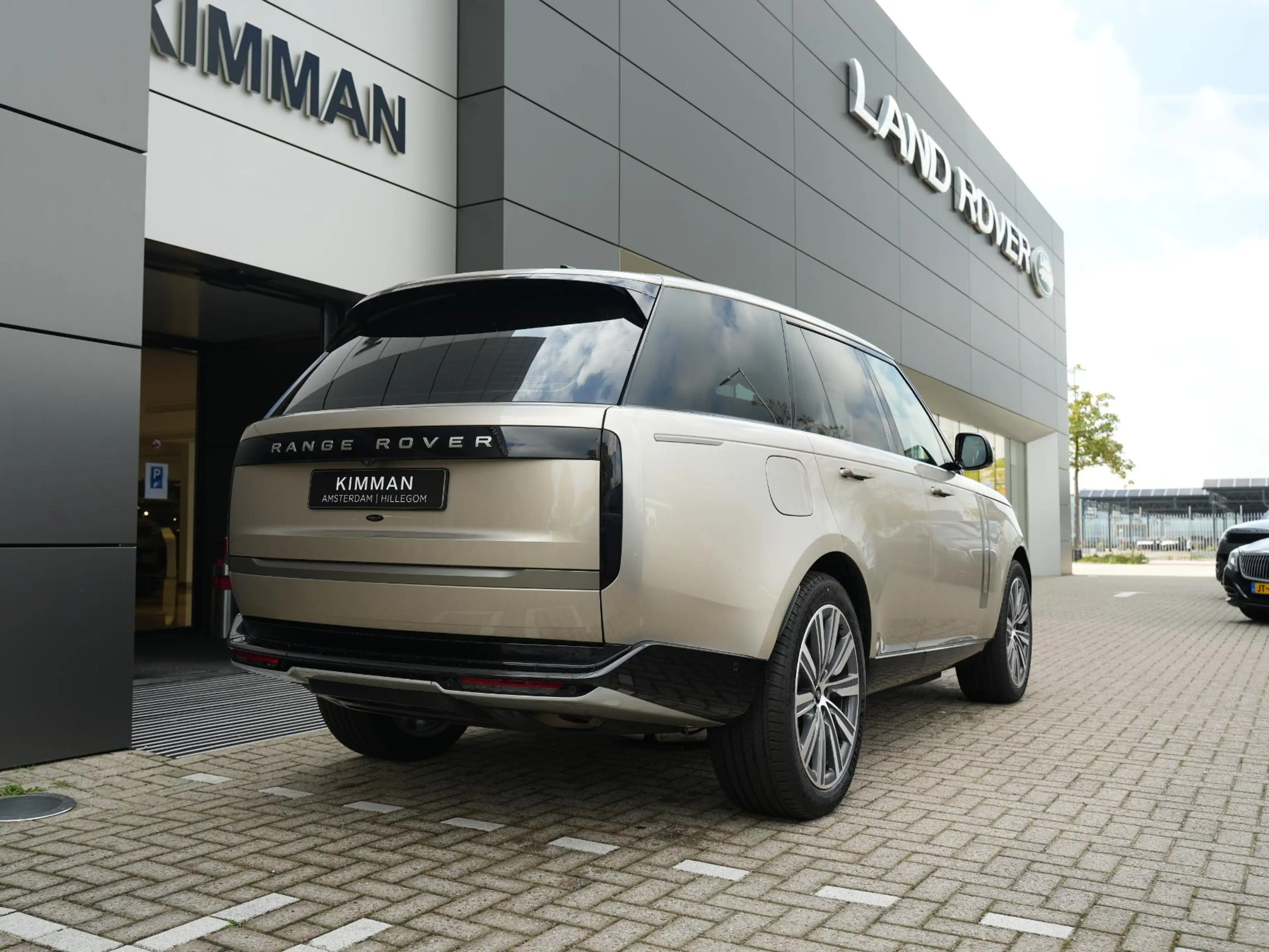 Land Rover Range Rover 3.0 P460e HSE PHEV | Executive Seats | Towing Pack — photo 4