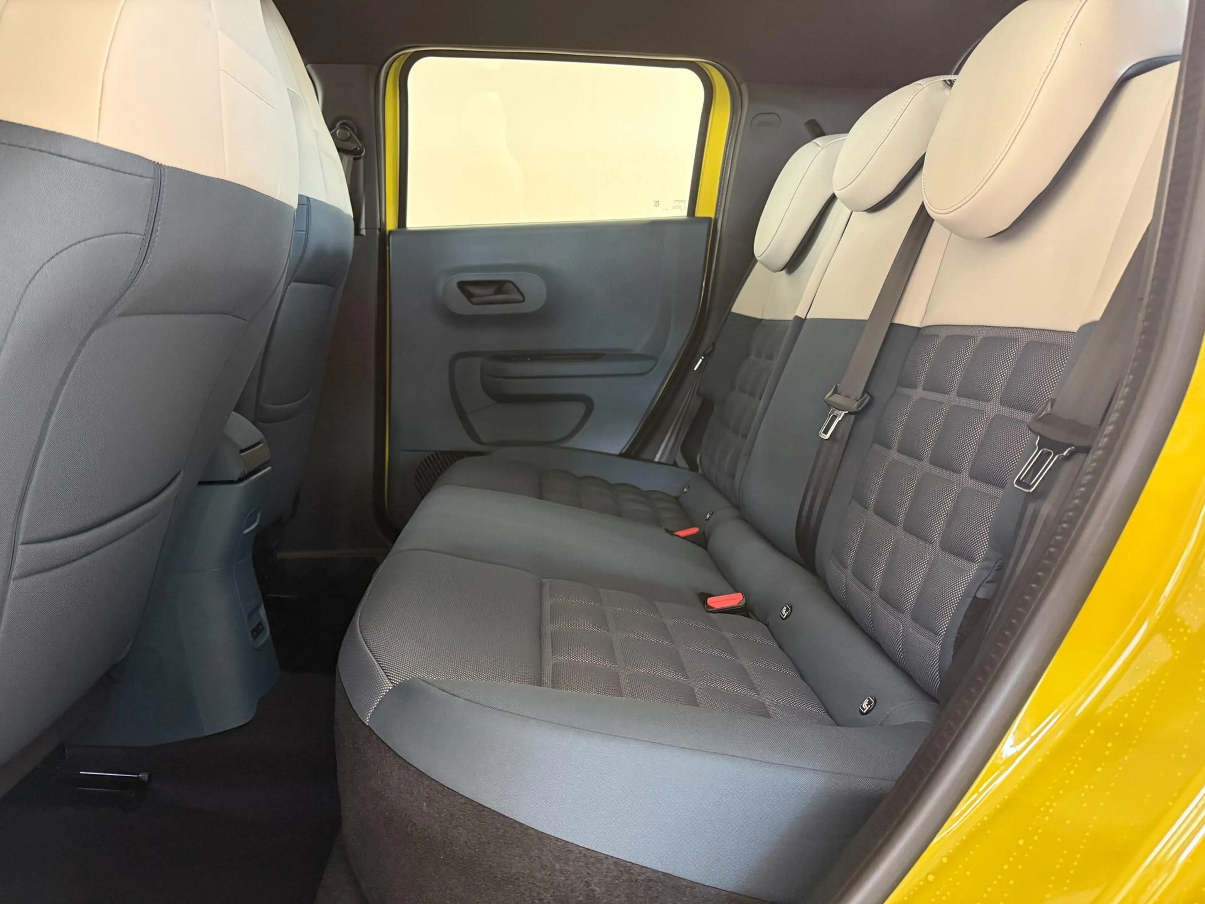 Fiat Grande Panda LA PRIMA HYBRID 1.2 eDCT 81 kW € 6.100,00 gespa... — photo 9