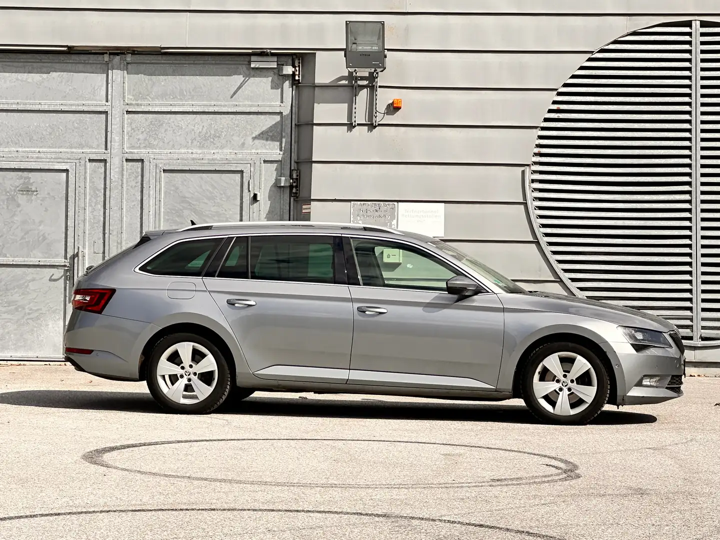 Skoda Superb Style 4x4 / Leder / Sitz-Kühlung-Heizung / AHK Grau - 2