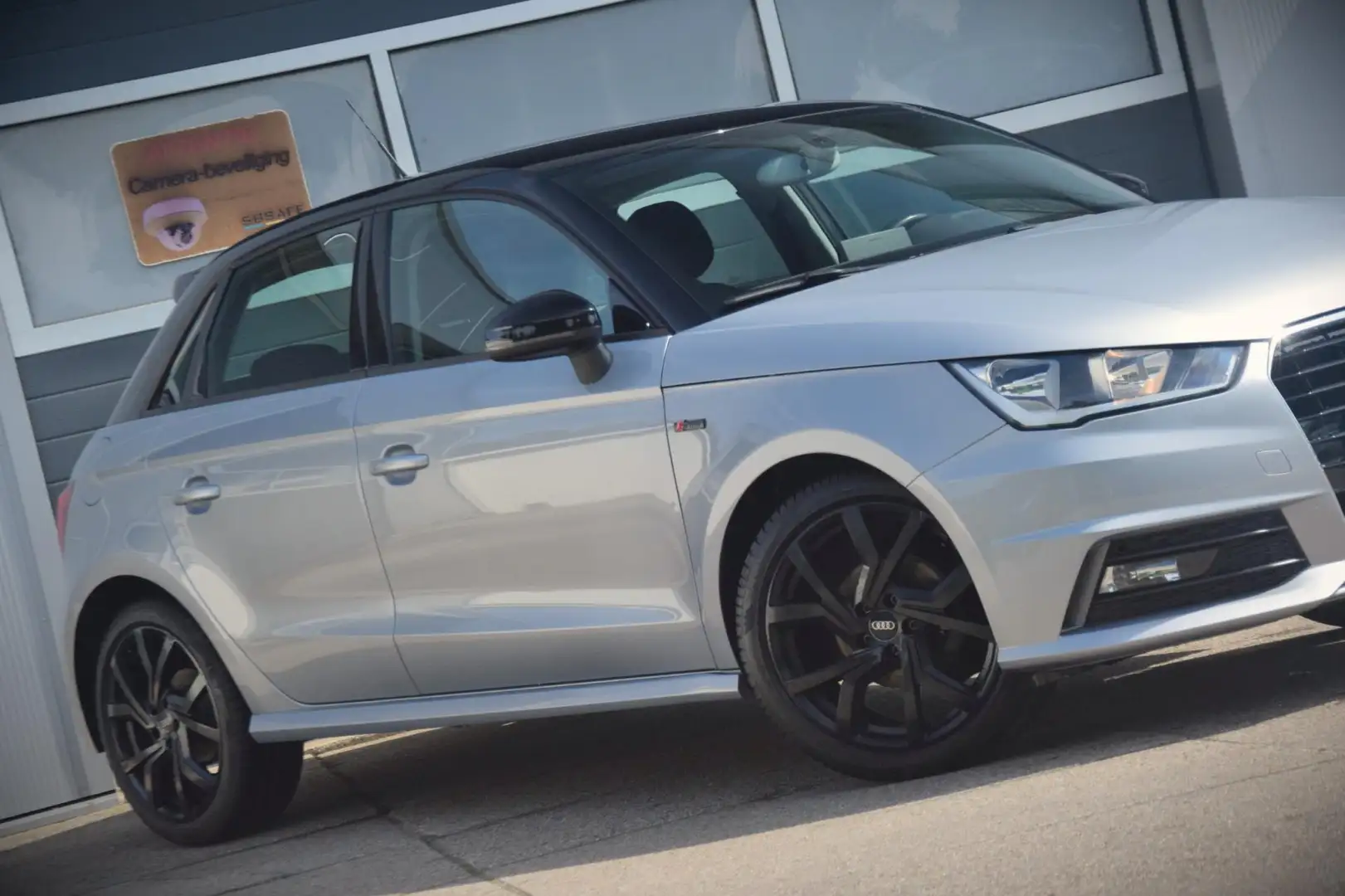 Audi A1 Sportback 1.0 TFSI Adrenalin S line Grijs - 2