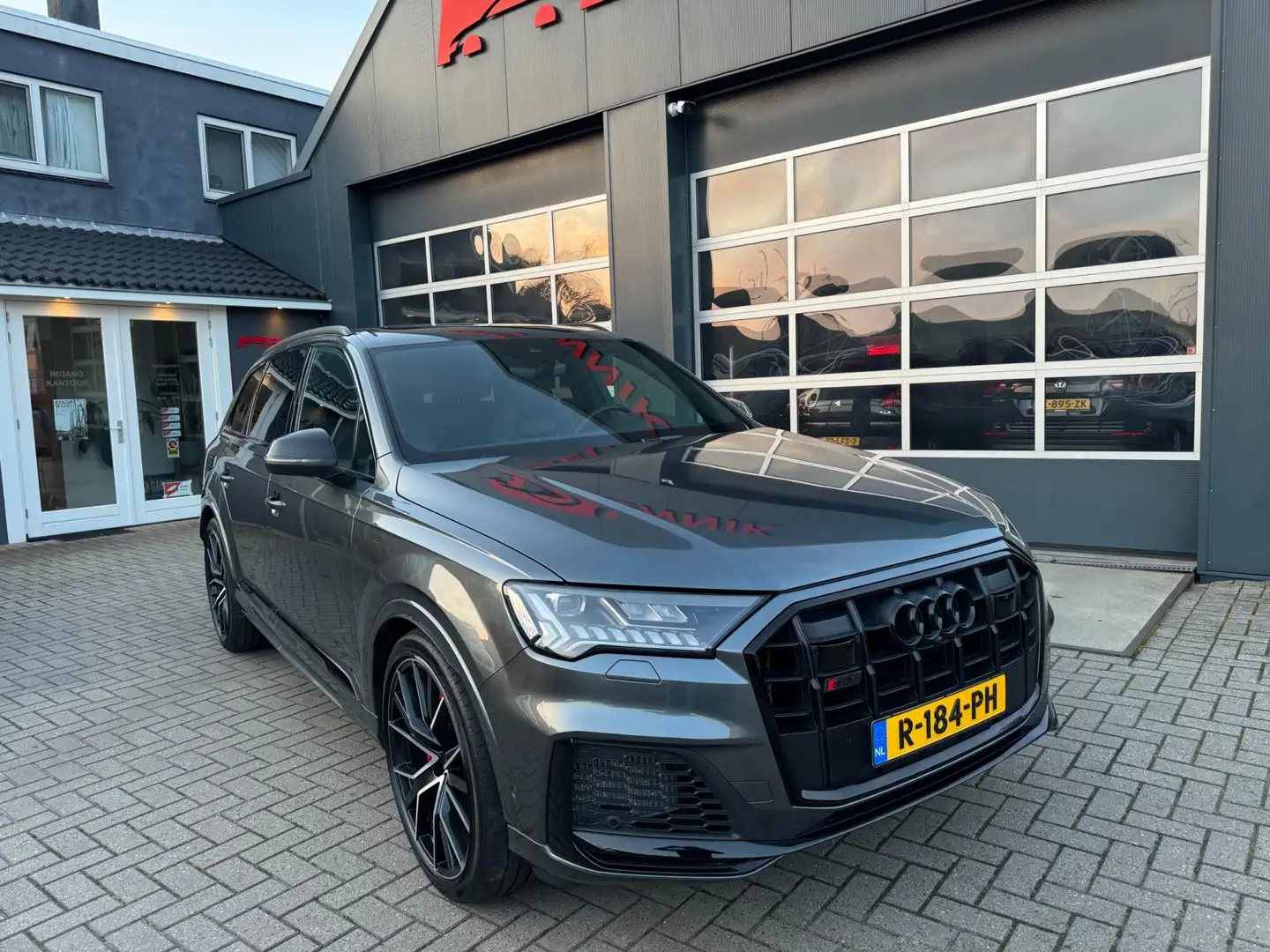 Audi Q7 4.0 TFSI SQ7 quattro 7p / Pano / Rs Zetels / Trekh Grijs - 2