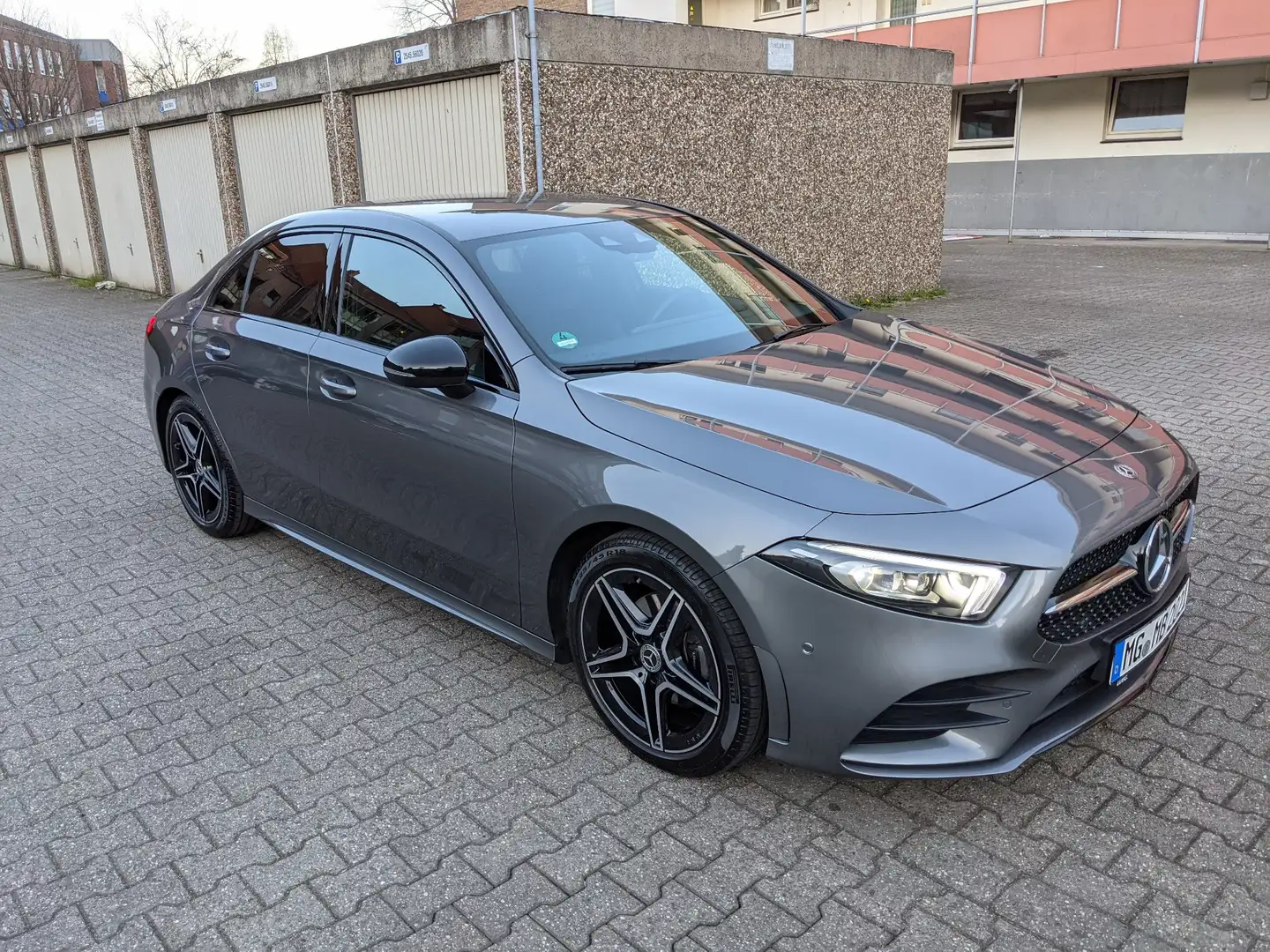 Mercedes-Benz A 200 A-Klasse Limousine AMG Line Grau - 1