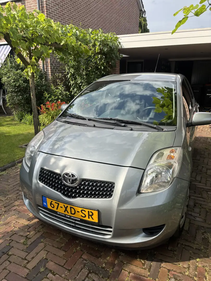 Toyota Yaris 1.3 VVTi Sol Grijs - 2