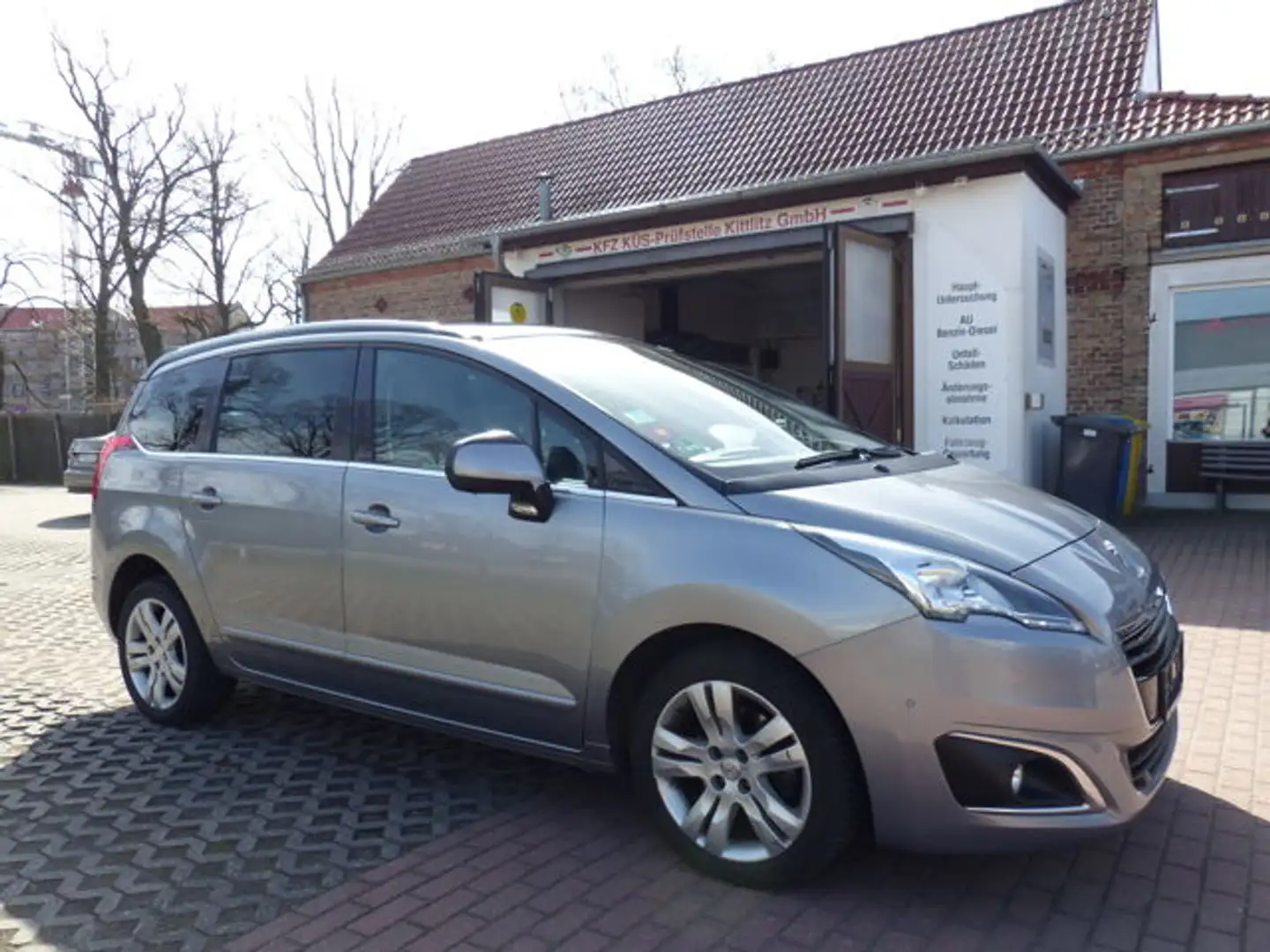 Peugeot 5008 1.6 Blue-HDi Autom. Navi,Tempo 7-Si., AHK Gris - 2