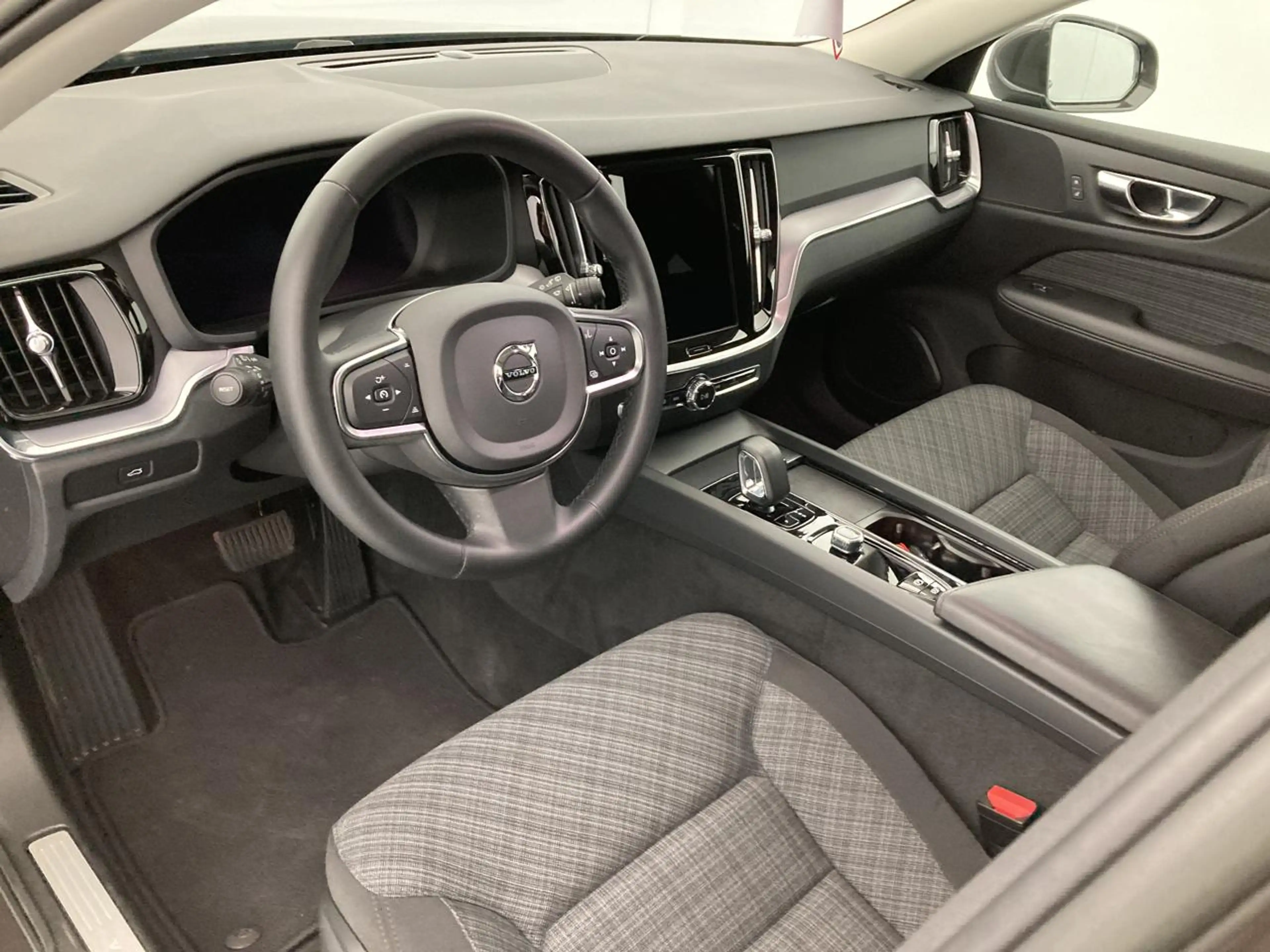 Volvo V60 2.0 B3 MHEV Core — photo 8