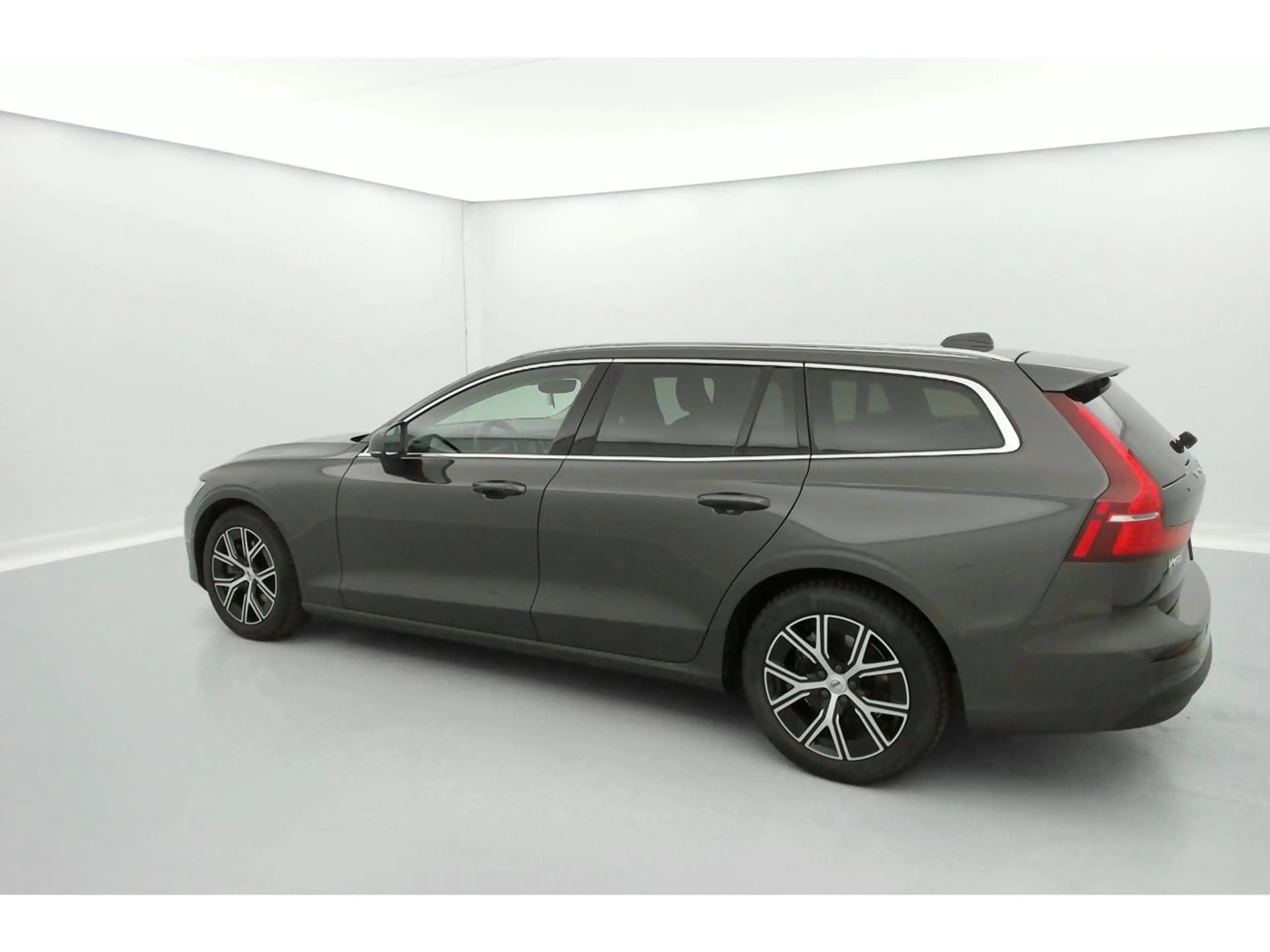 Volvo V60 2.0 B3 MHEV Core — photo 13