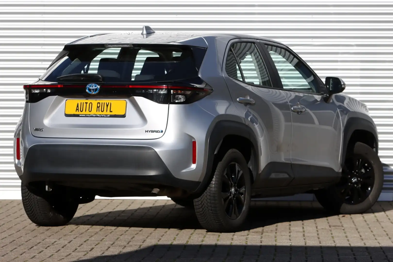 Toyota Yaris Cross 1.5 Hybrid Comfort Plus Carplay / Sportv. Zilver - 2