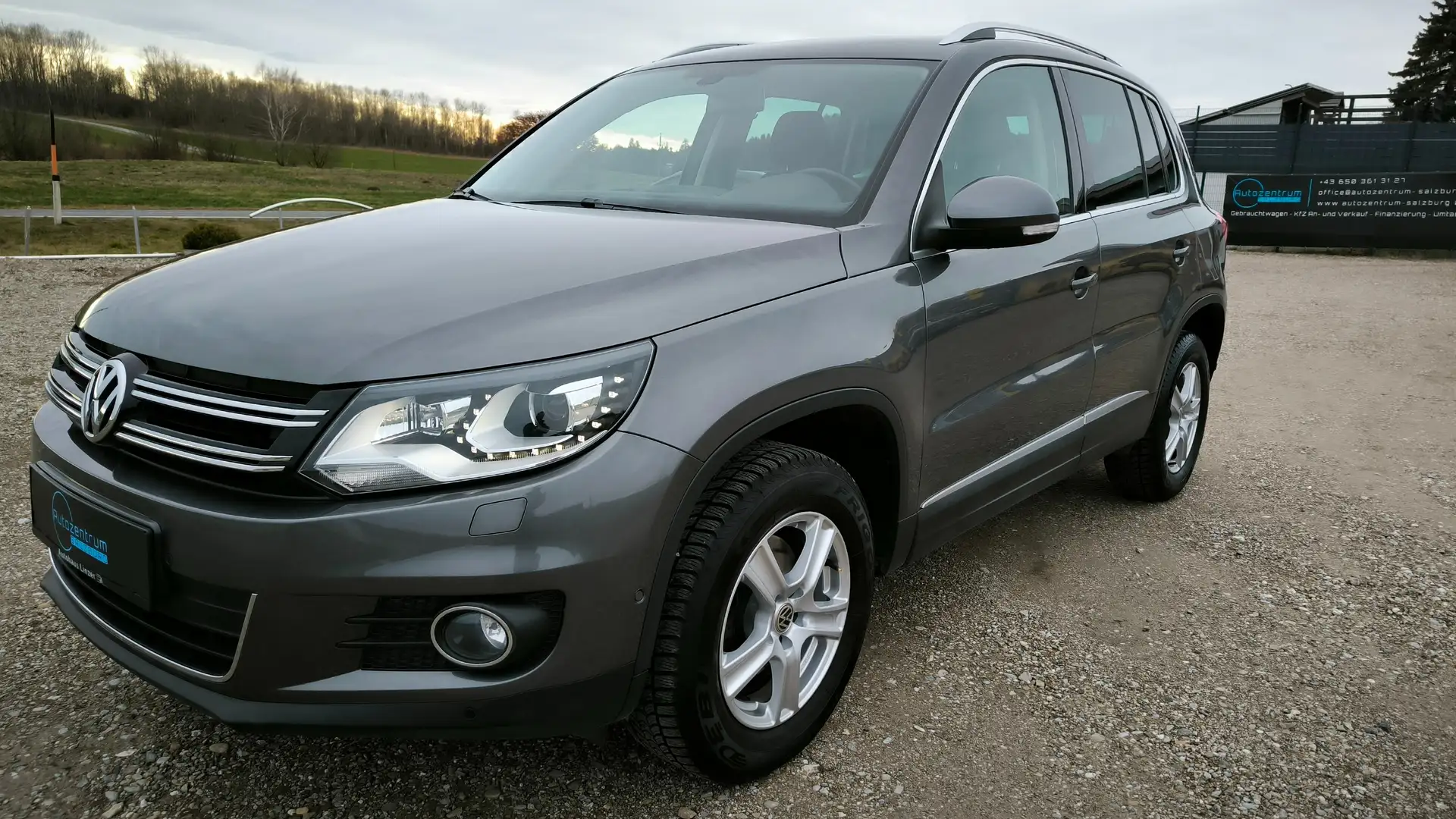 Volkswagen Tiguan 1,4 TSI Sky BMT AB 149 EUR/MONAT Grau - 1