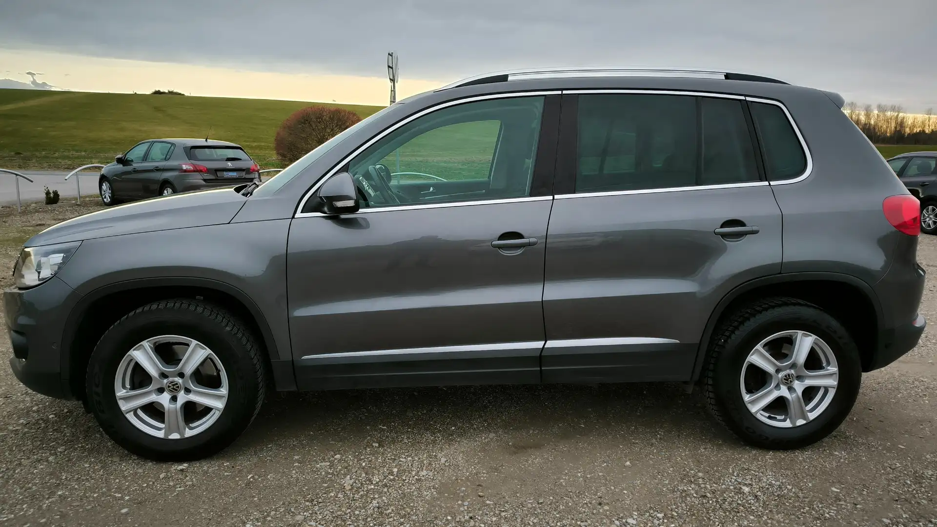 Volkswagen Tiguan 1,4 TSI Sky BMT AB 149 EUR/MONAT Grau - 2