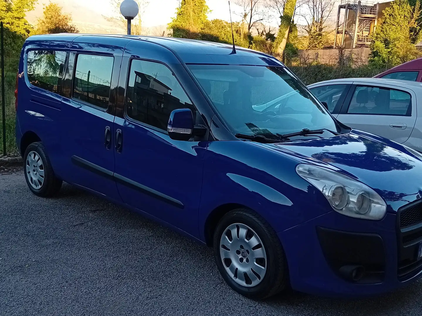 Fiat Doblo 2.0 mjt 16v Emotion Niebieski - 1