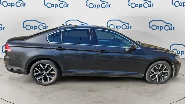 Volkswagen Passat view 4