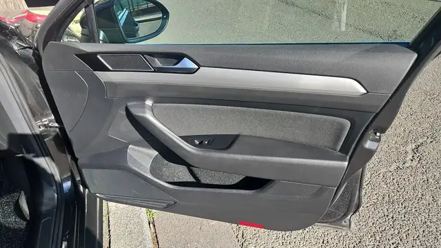 Volkswagen Passat view 22
