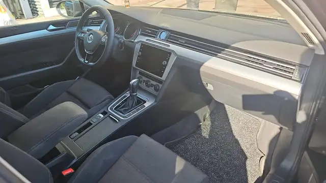 Volkswagen Passat view 10