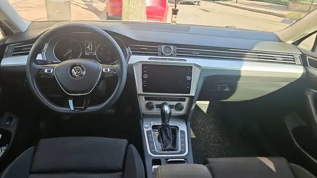 Volkswagen Passat view 11