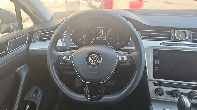 Volkswagen Passat view 23