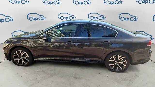 Volkswagen Passat view 2