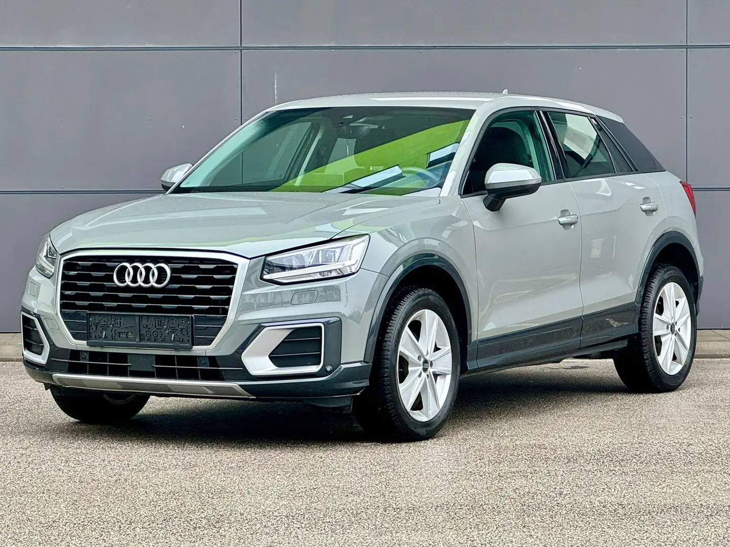 Audi Q2 1,0 TFSI Sport S-tronic Navi, LED, 8-fach bereift Grijs - 1