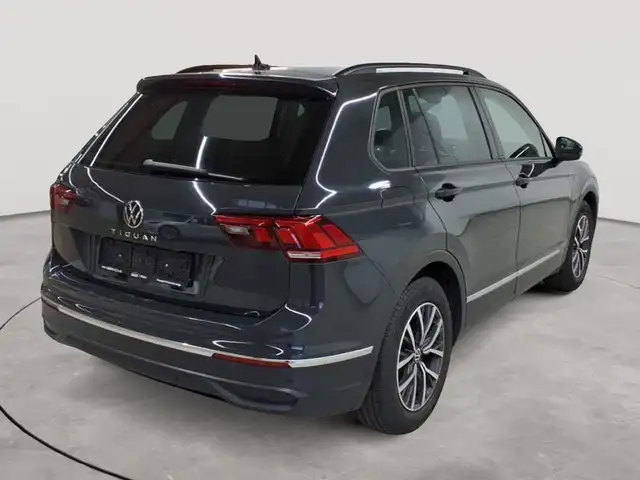 Volkswagen Tiguan view 4