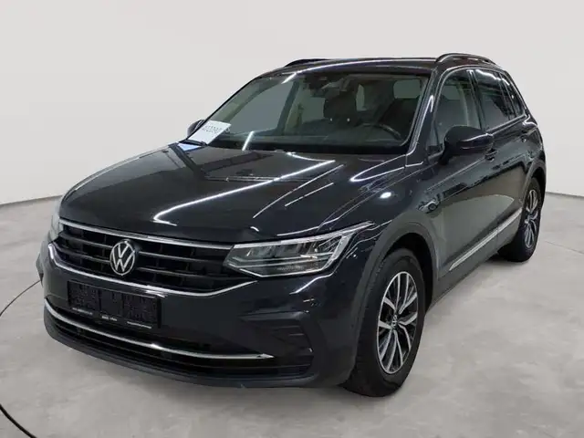 Volkswagen Tiguan view 2