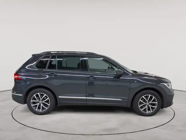 Volkswagen Tiguan view 3