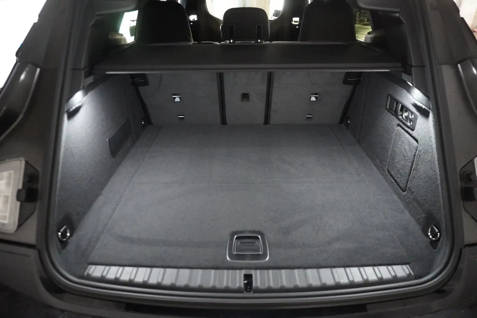 BMW iX xDrive45 Schwarz - 2