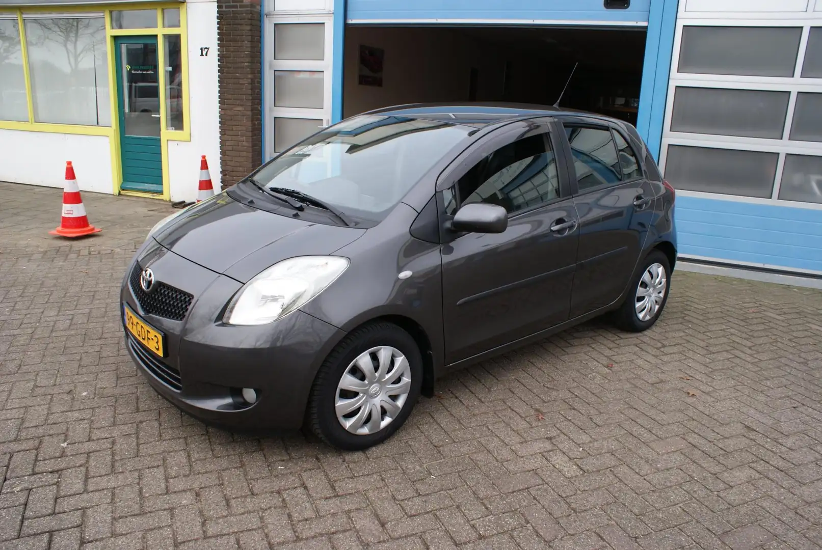 Toyota Yaris 1.3 VVTi Sol MMT automaat Grijs - 1
