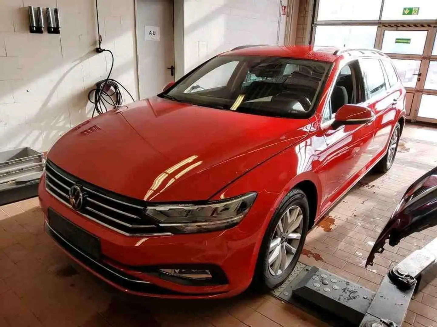 Volkswagen Passat Variant Business2.0TDI DSG LED Navi SHZ Rood - 1