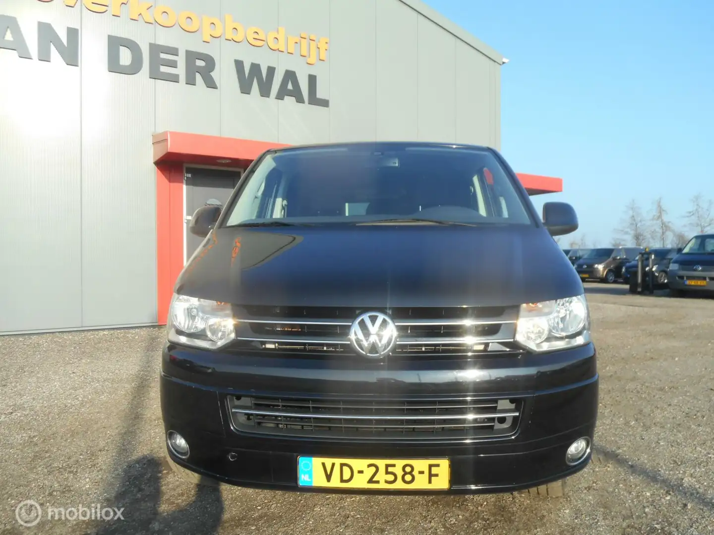 Volkswagen T5 Transporter 2.0 TDI L2H1 BM DC Comfortline Zwart - 2