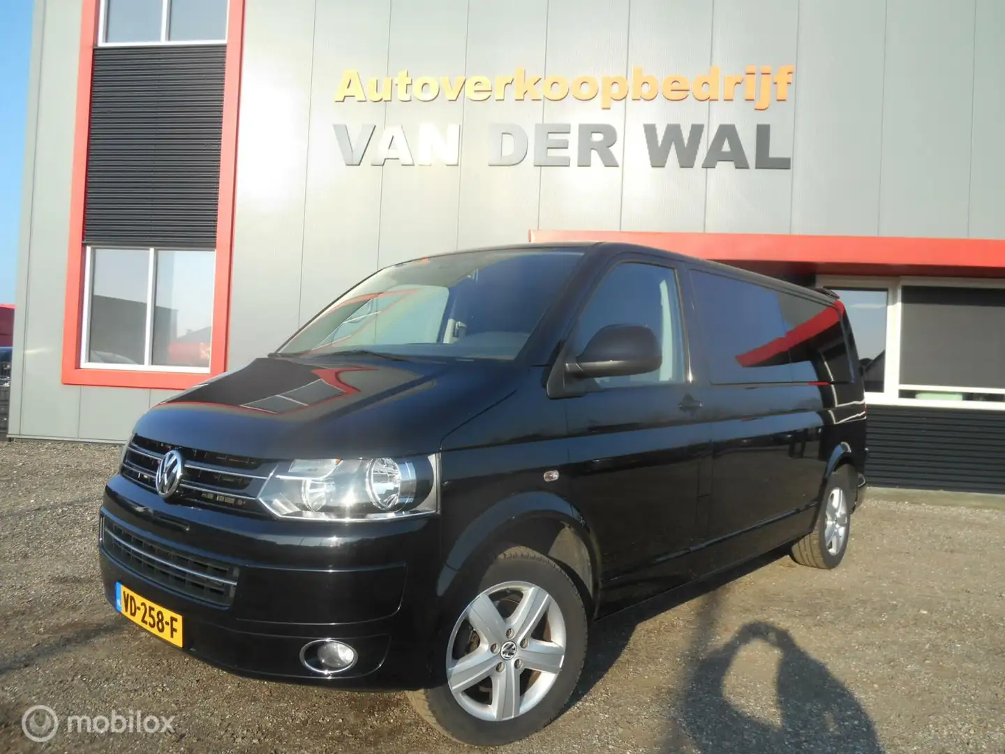 Volkswagen T5 Transporter 2.0 TDI L2H1 BM DC Comfortline Zwart - 1