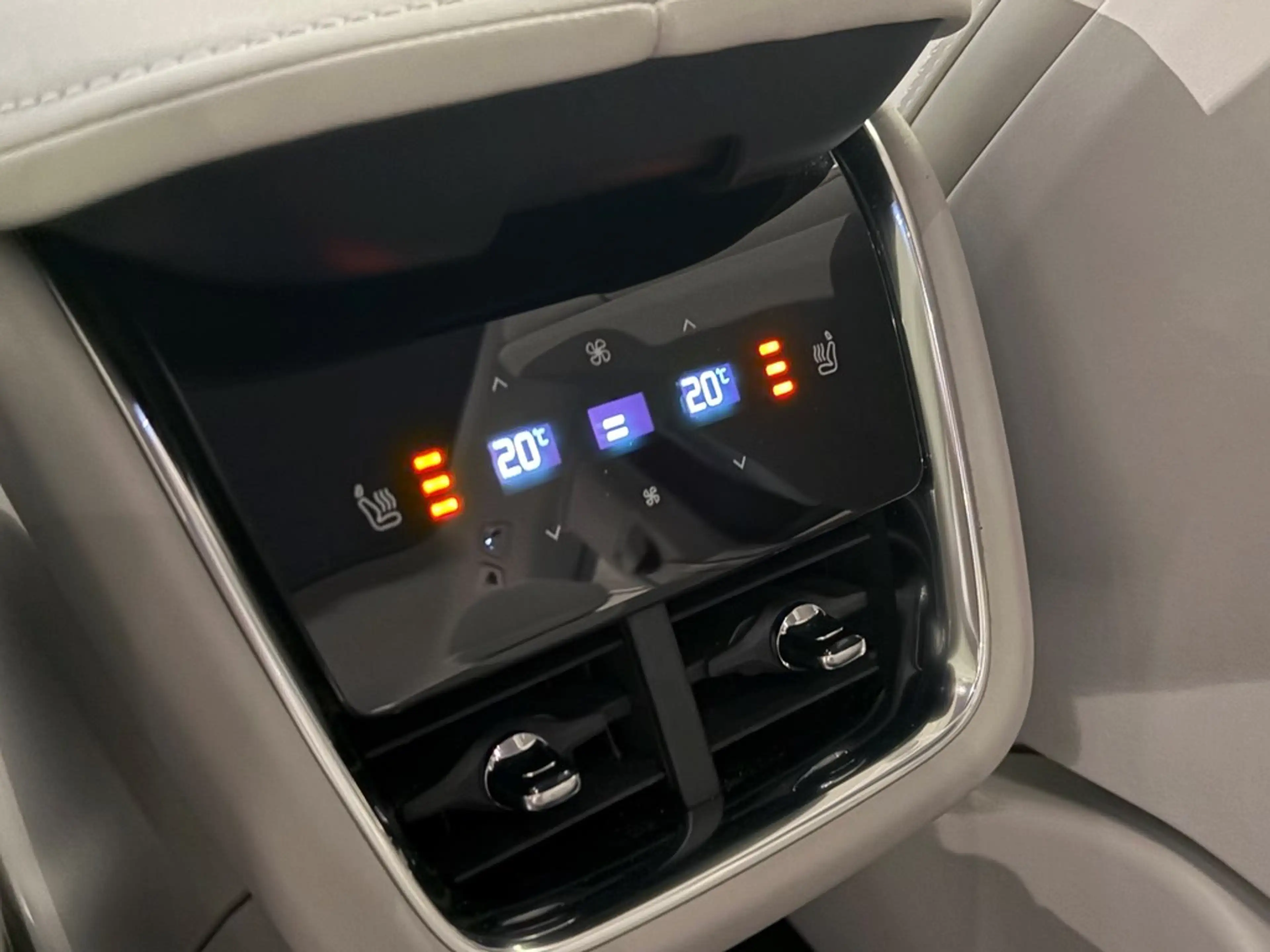 Volvo EX90 * SOLD * Ultra Twin Motor + LUCHTVERING/B&W — photo 9