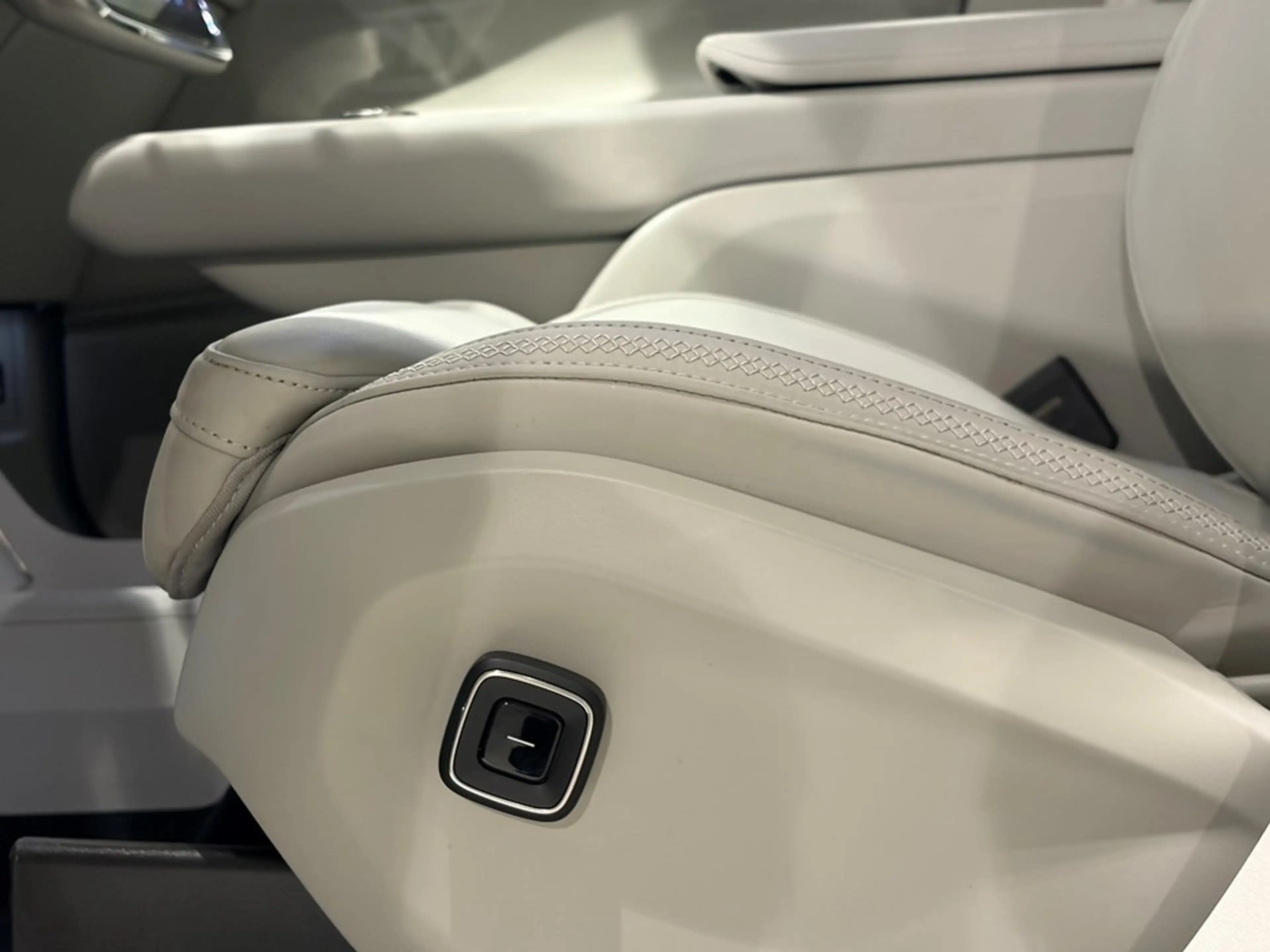 Volvo EX90 * SOLD * Ultra Twin Motor + LUCHTVERING/B&W — photo 6