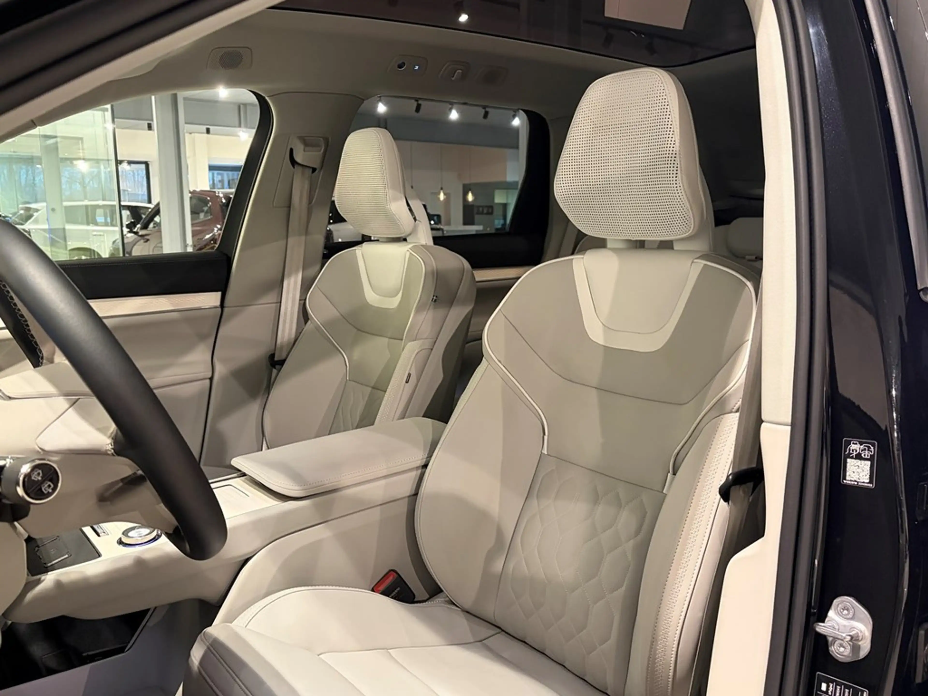 Volvo EX90 * SOLD * Ultra Twin Motor + LUCHTVERING/B&W — photo 5
