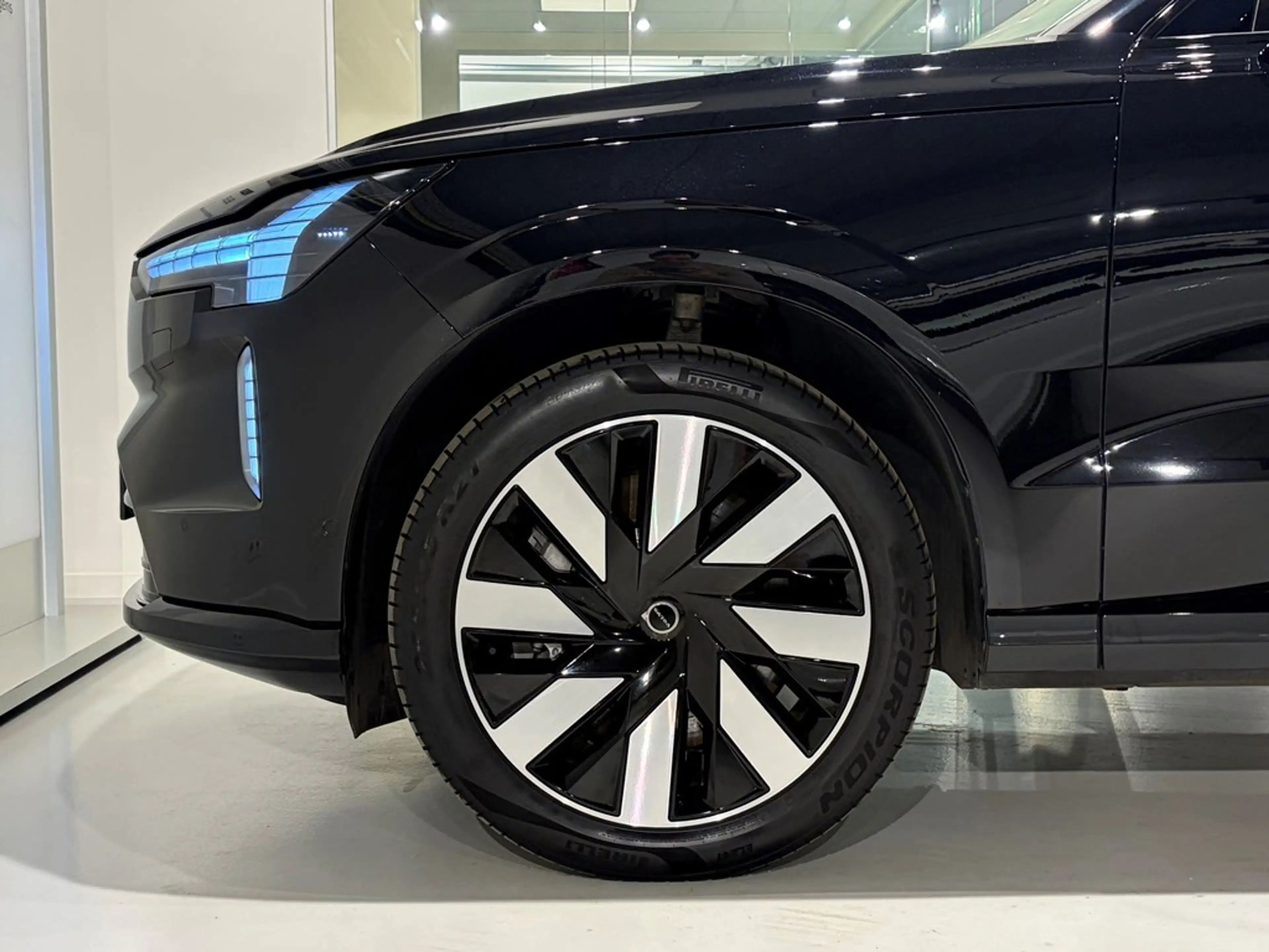 Volvo EX90 * SOLD * Ultra Twin Motor + LUCHTVERING/B&W — photo 3