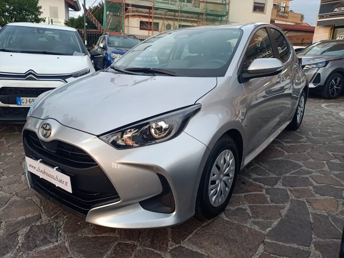 Toyota Yaris 1.5 Hybrid Business Grijs - 1