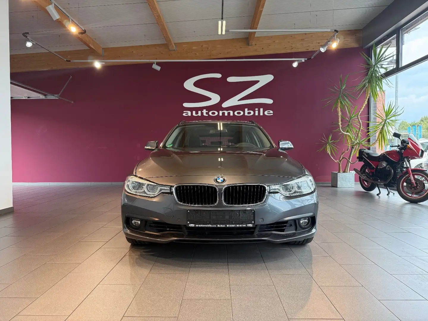 BMW 320 I Advantage*Pano*AHK*LED*Tempomat* Grau - 2