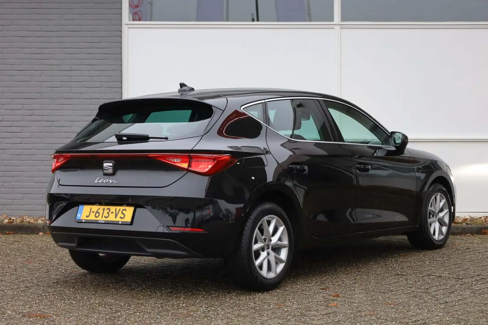 SEAT Leon 1.0 TSI 110pk Style Launch Edition | Achteruitrijc Zwart - 2