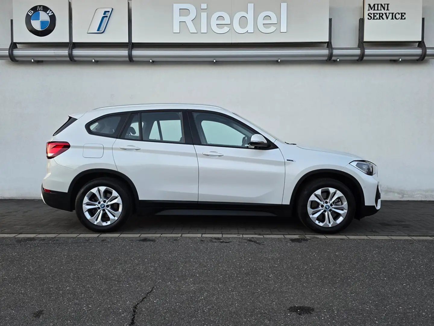 BMW X1 xDrive25e Aut. Panorama ACC AHK Navi PDC 17" Blanc - 2