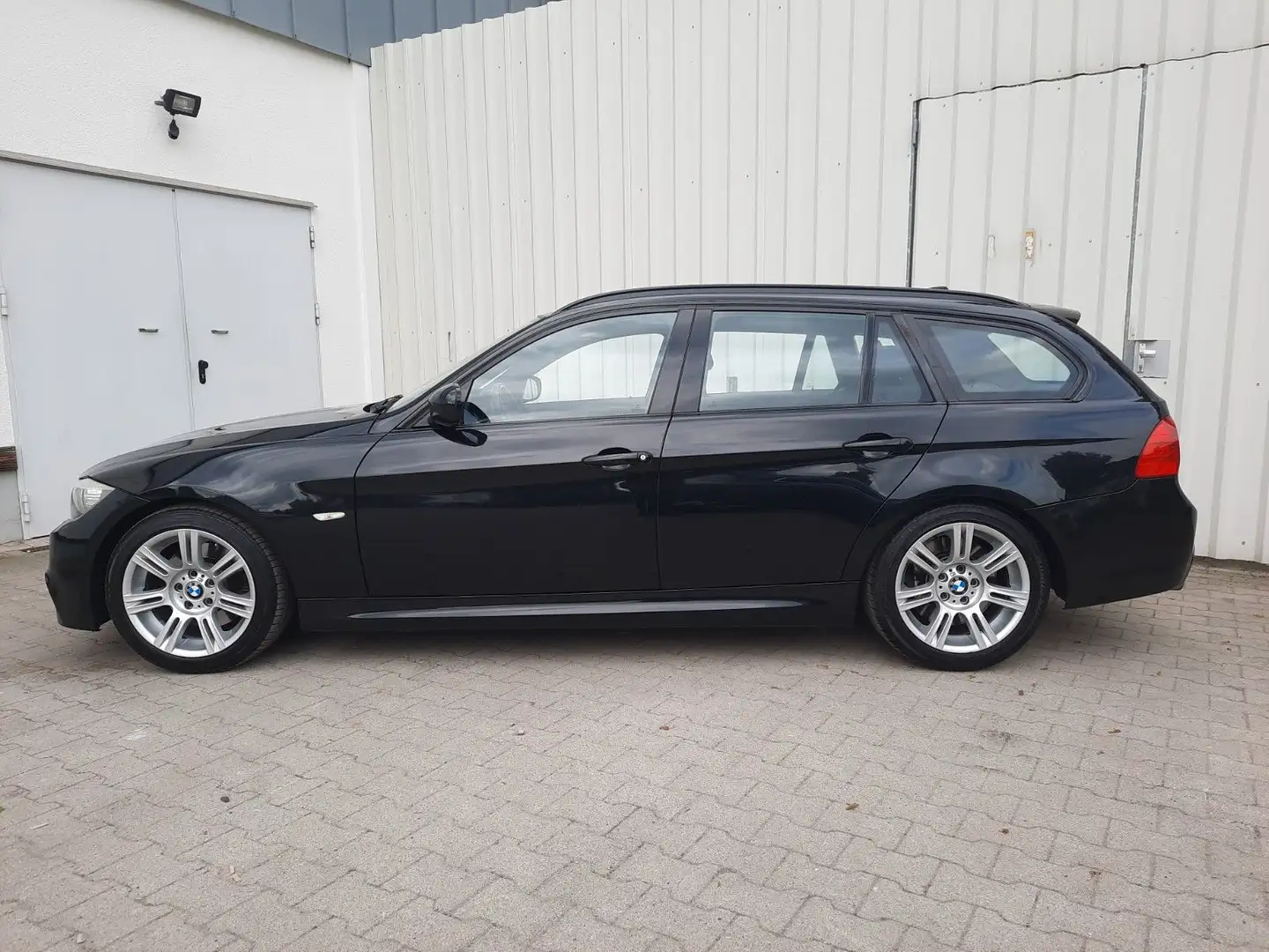 BMW 330 d Touring E91, 2.HD, NAVI, XENON ///M-PACKET Black - 2
