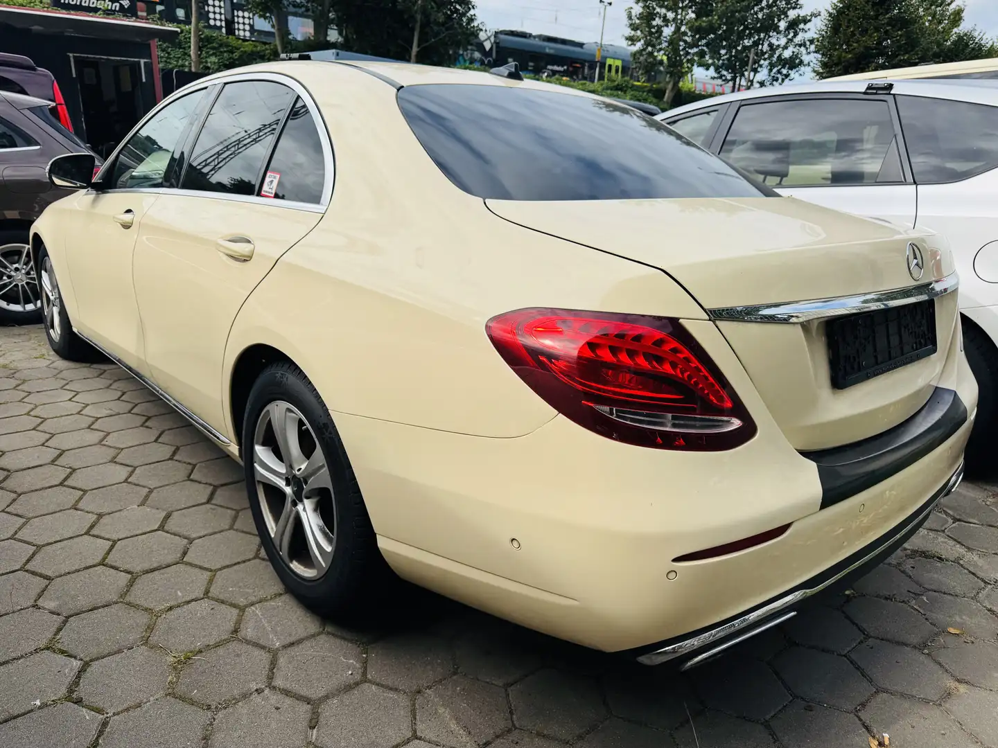 Mercedes-Benz E 200 d 9G-TRONIC Avantgarde Navi camera Beige - 2