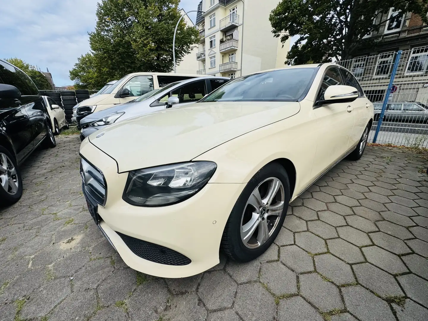 Mercedes-Benz E 200 d 9G-TRONIC Avantgarde Navi camera Beige - 1