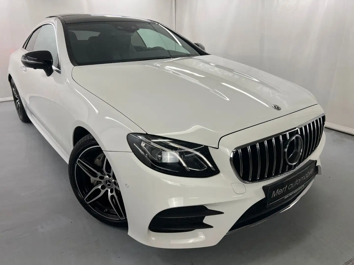 Mercedes-Benz E 220 d*AMG*PANO*DISTR*WIDE*KEYL*SOFTCLOSE*360°* Weiß - 1