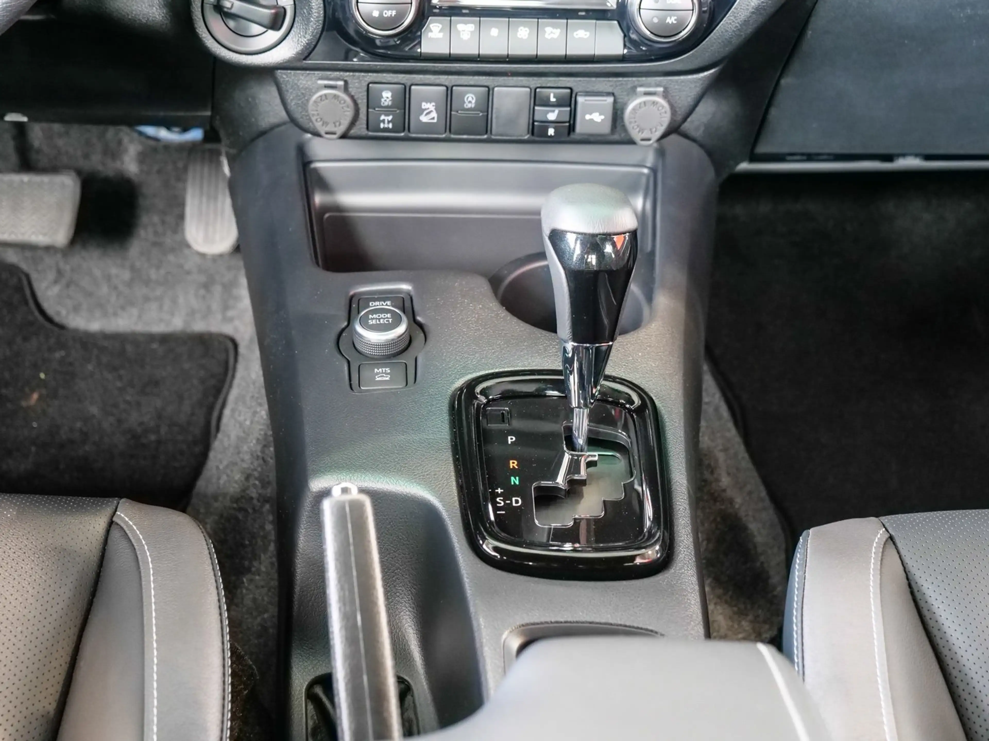 Toyota Hilux 2.8l D-4D 204 PS Double Cab 4X4 Invincible — photo 12
