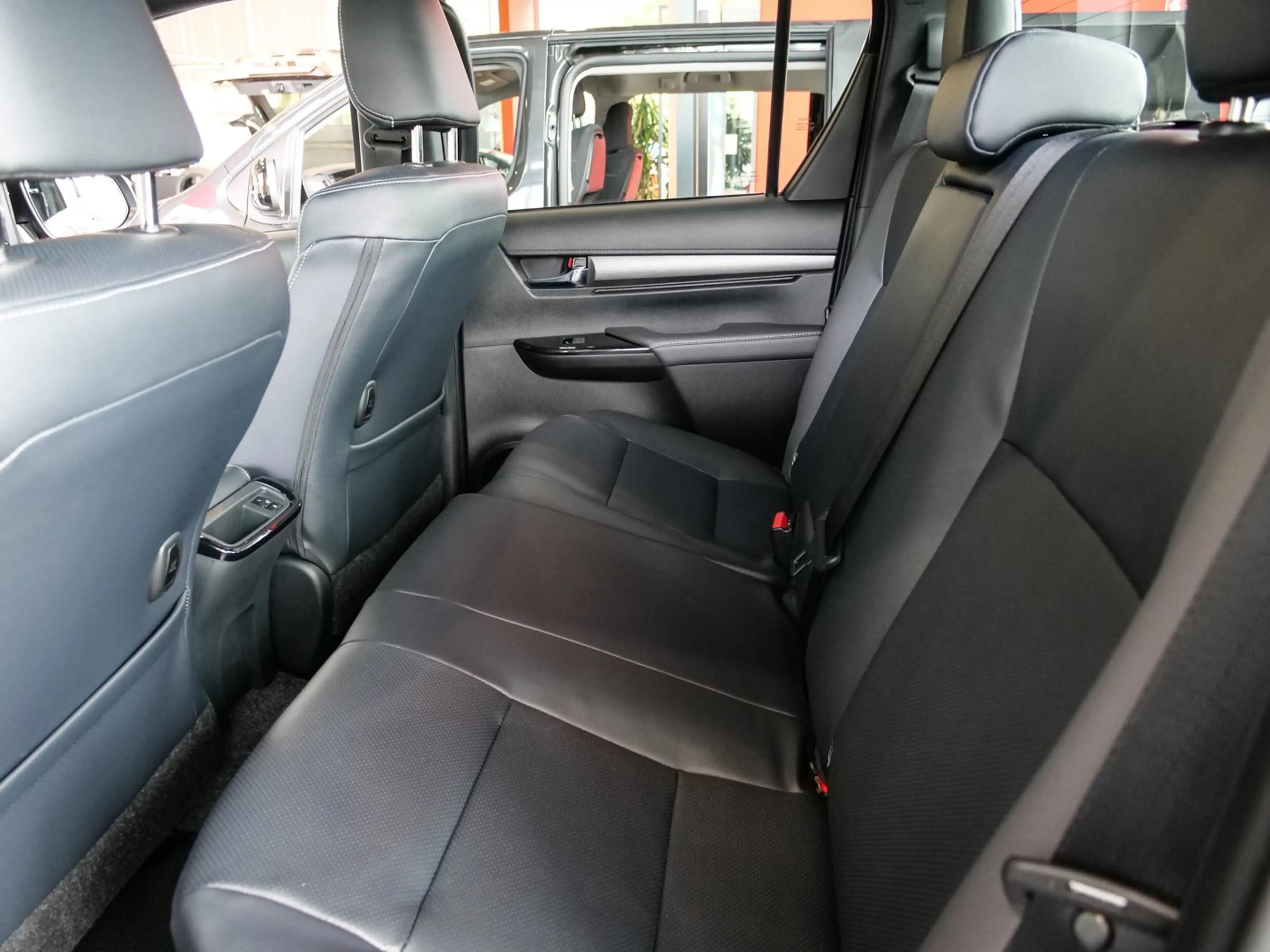 Toyota Hilux 2.8l D-4D 204 PS Double Cab 4X4 Invincible — photo 8