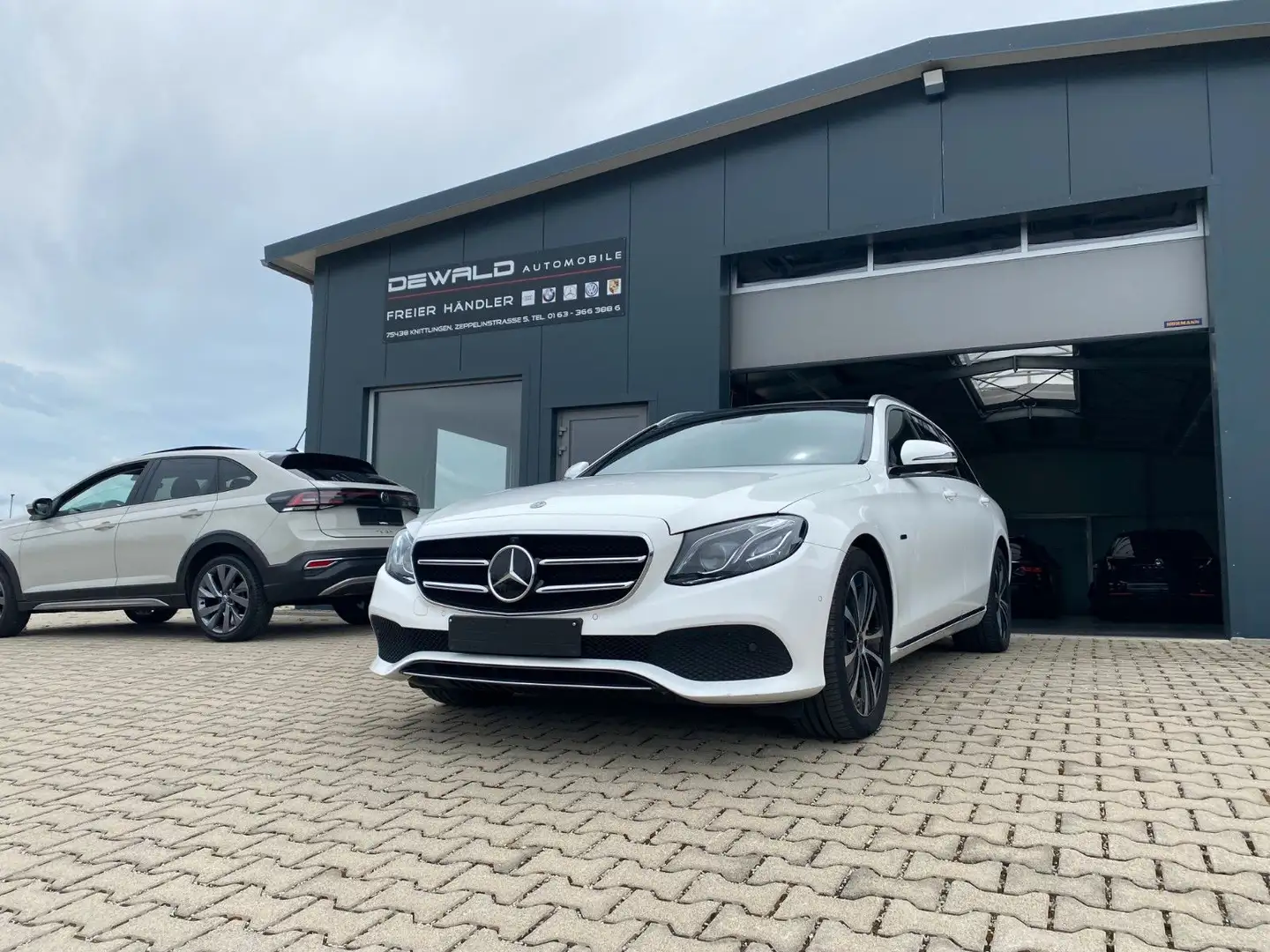 Mercedes-Benz E 300 deT9GA/ AVANTGARDE/PAN-DACH/18"/MULTI-BEAM/ Weiß - 1