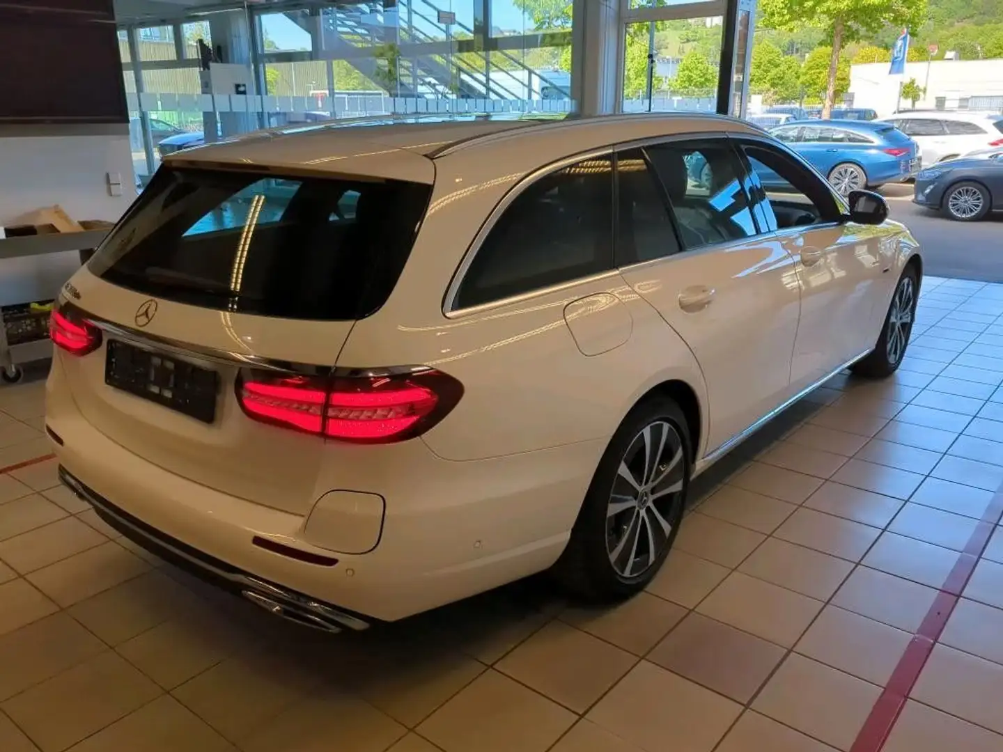 Mercedes-Benz E 300 T de AVANTGARDE/PAN-DACH/18"/MULTI-BEAM/K Blanc - 2