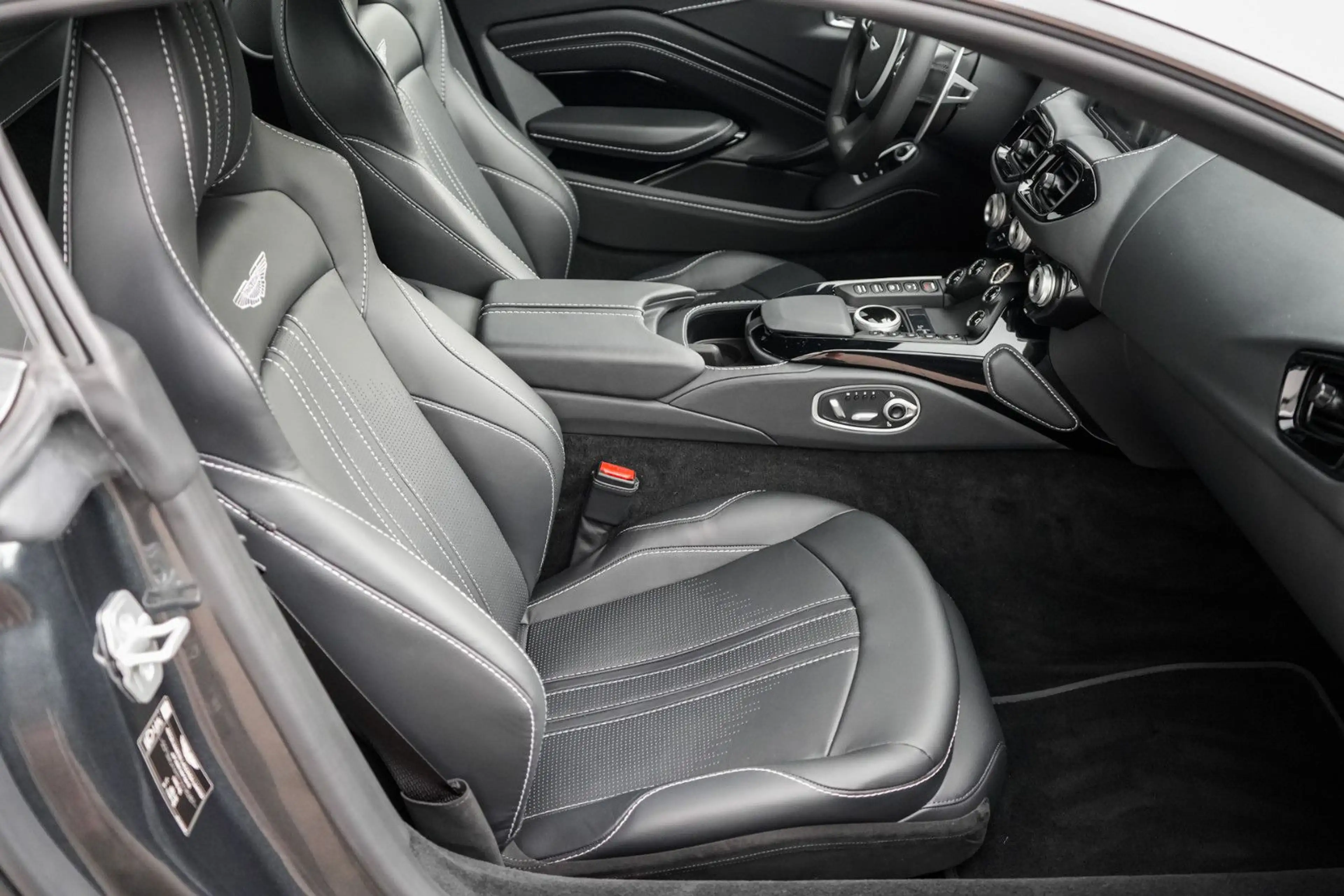 Aston Martin V8 4.0 V8 — photo 15
