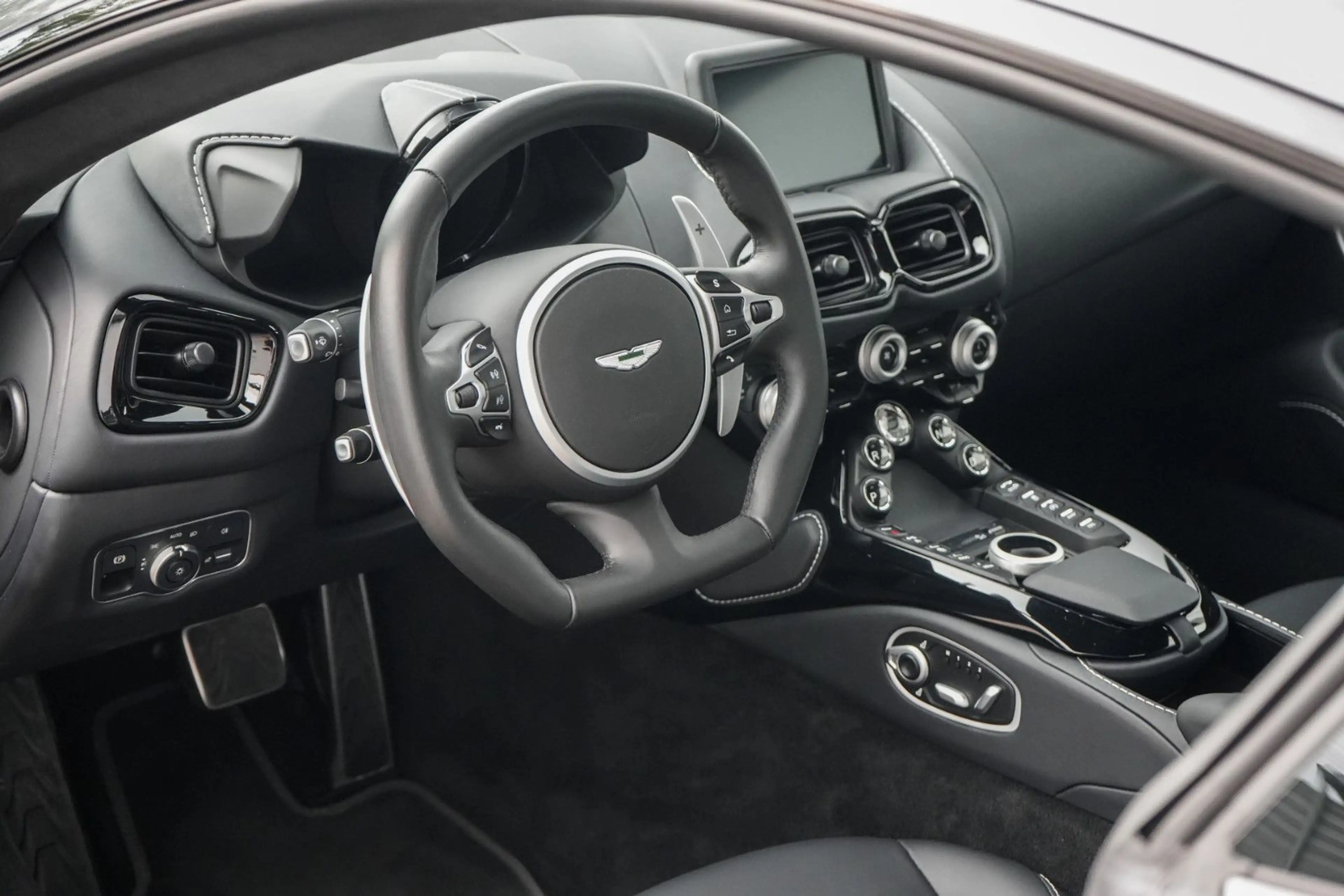 Aston Martin V8 4.0 V8 — photo 10