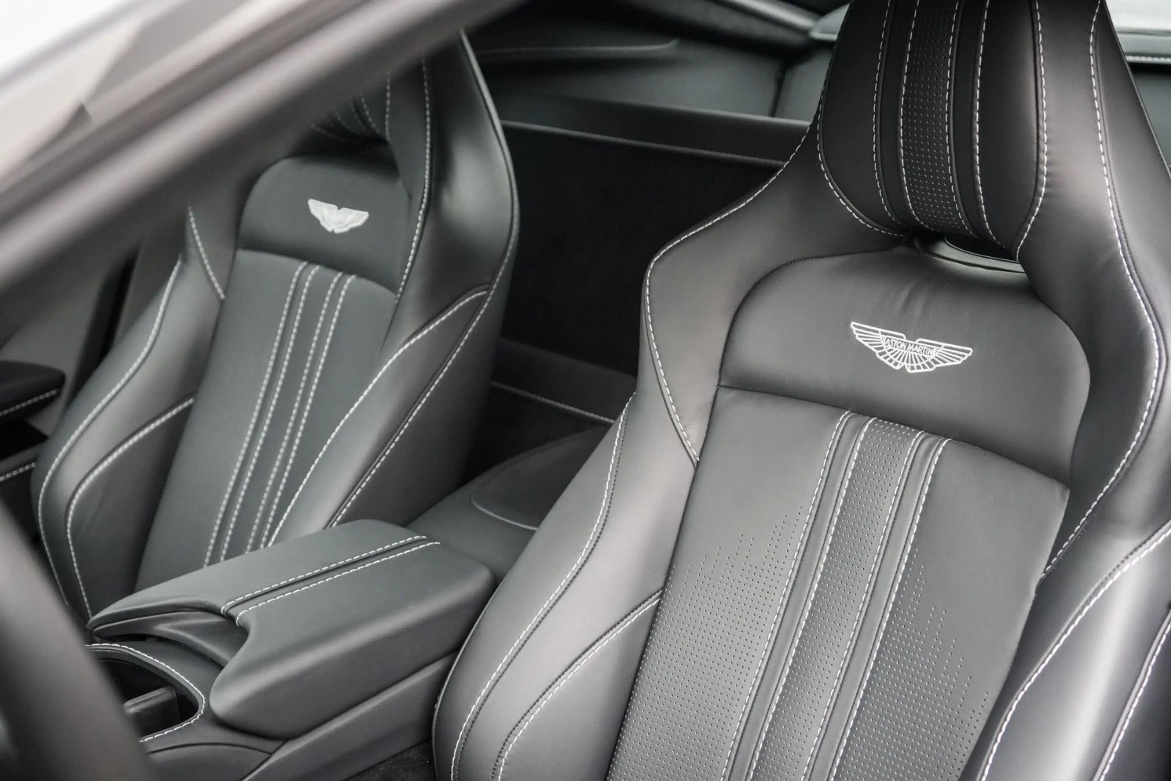 Aston Martin V8 4.0 V8 — photo 11