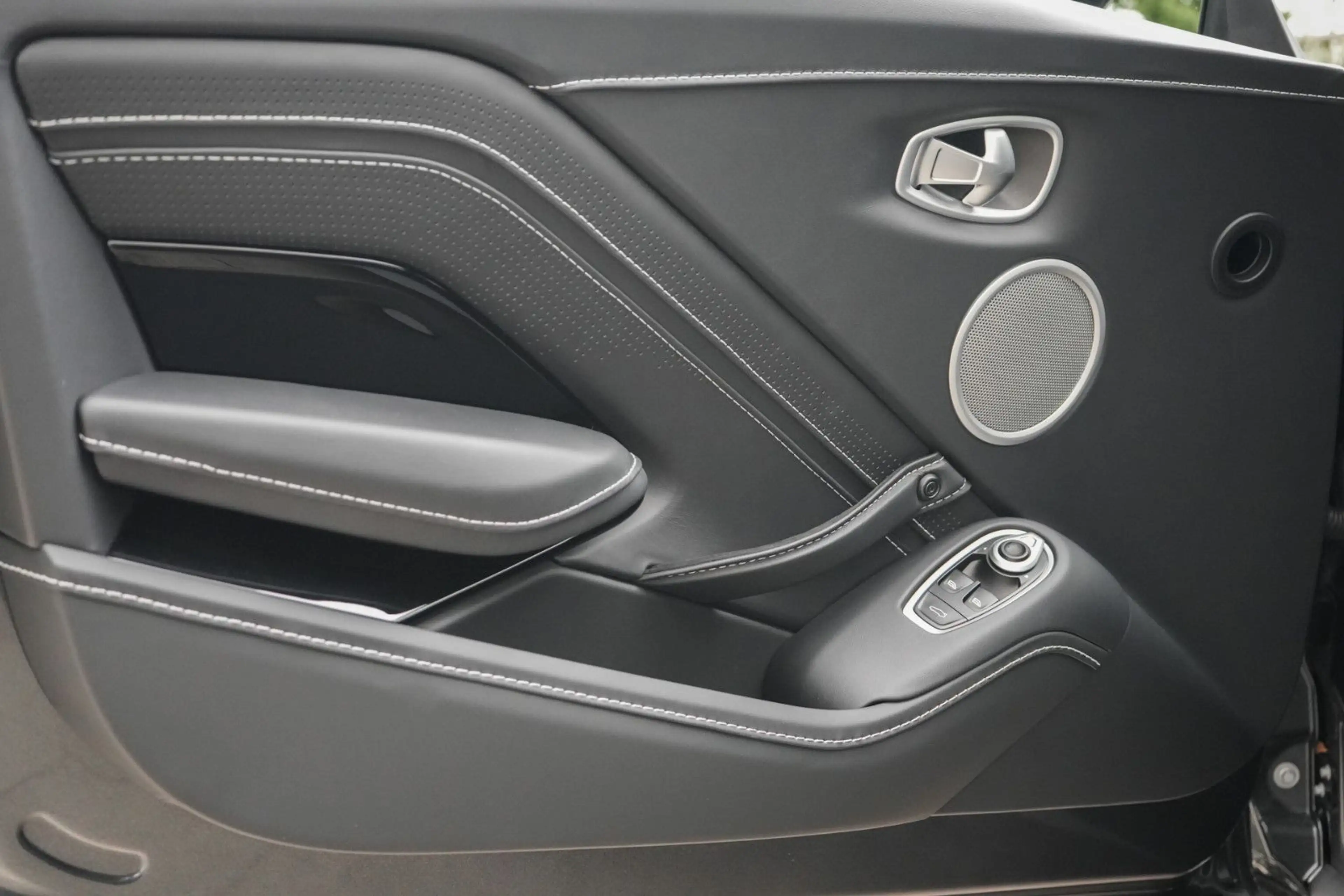 Aston Martin V8 4.0 V8 — photo 14